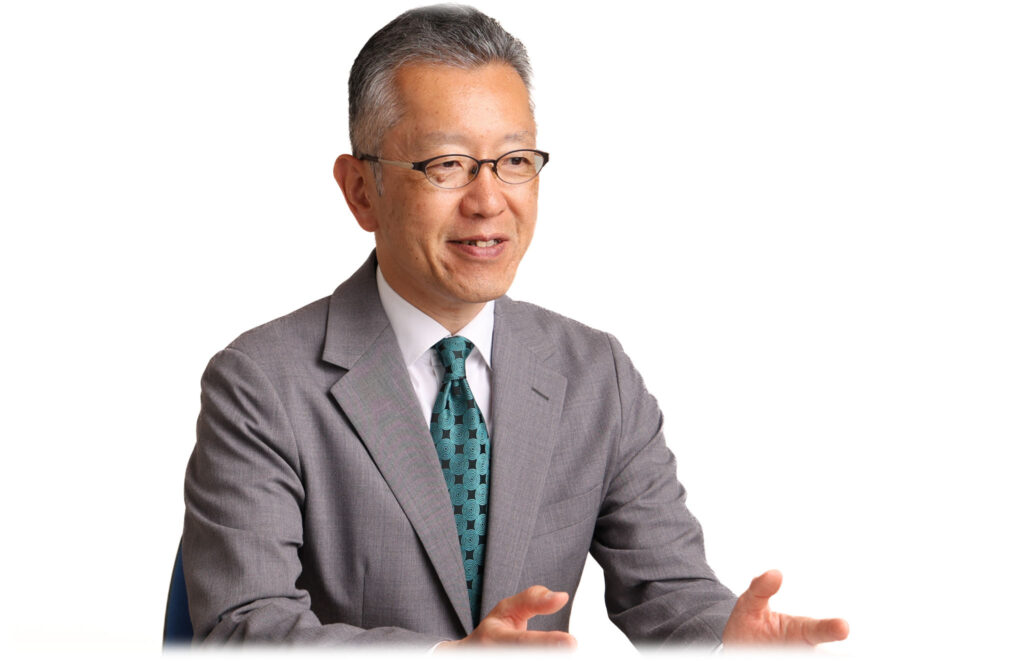 大塚社会保険労務士事務所の代表の画像。相談中にお客様に視線を投げかけている様子
